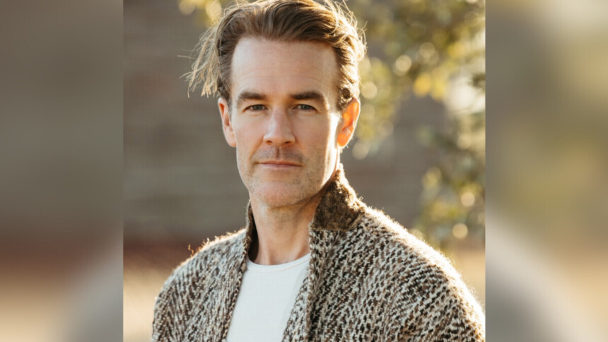 James Van Der Beek em registro solar com camisa branca e semblante sério