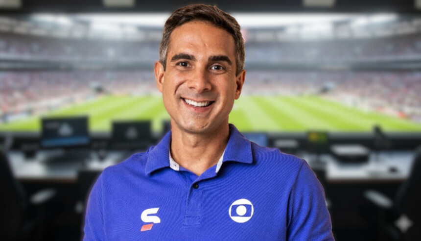 Gustavo Villani sorridente em uma cabine de transmissão de futebol ao vivo na Globo