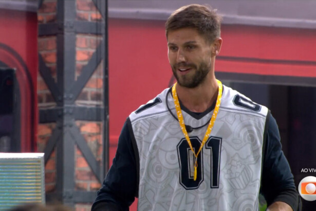 Jonas com o colar do líder no pescoço escolhendo o VIP na área externa do BBB 26