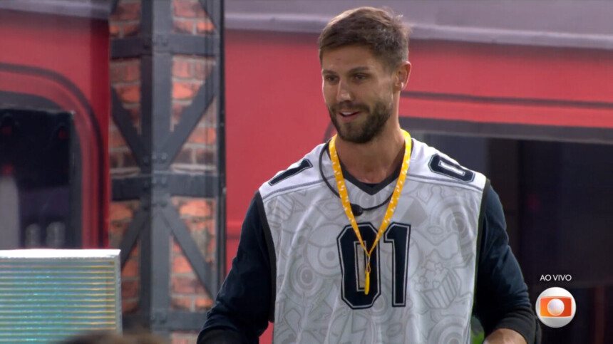 Jonas com o colar do líder no pescoço escolhendo o VIP na área externa do BBB 26