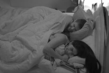 Jonas e Marciele deitados na cama do quarto escuro do BBB 26