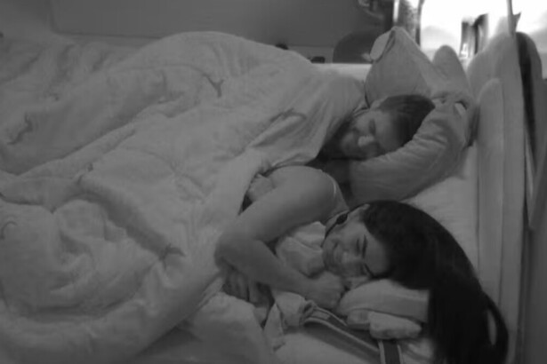 Jonas e Marciele deitados na cama do quarto escuro do BBB 26