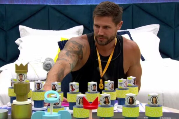 Jonas Sulzbach em frente ao painel tático no quarto do líder no BBB 26