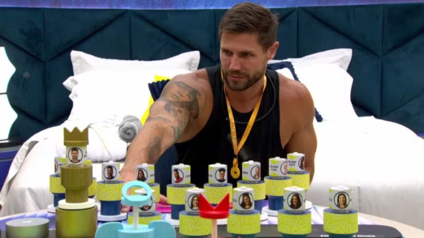 Jonas Sulzbach em frente ao painel tático no quarto do líder no BBB 26