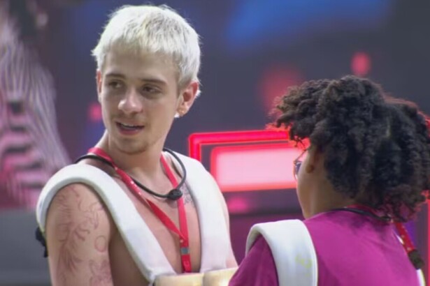 Juliano e Milena, abraçados, cumprindo o Castigo do Monstro no BBB 26