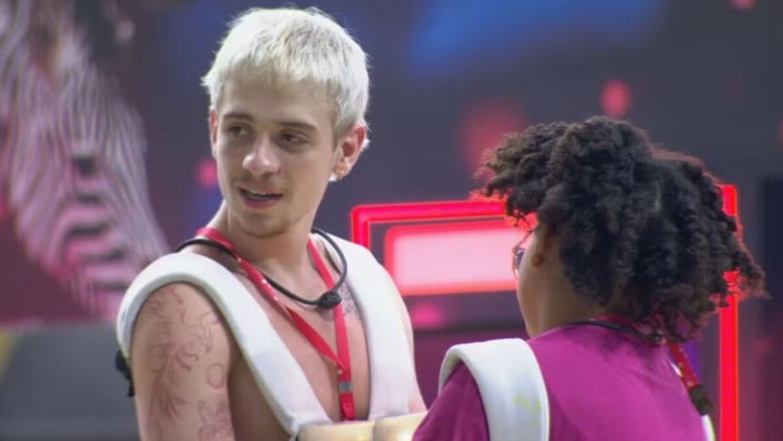 Juliano e Milena, abraçados, cumprindo o Castigo do Monstro no BBB 26