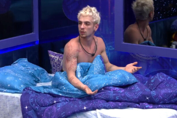 Juliano Floss deitado na cama, com feição surpresa, no BBB 26