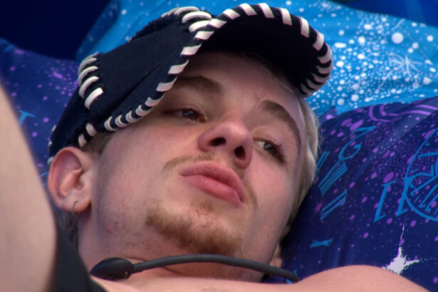Juliano de boné, no quarto do BBB 26
