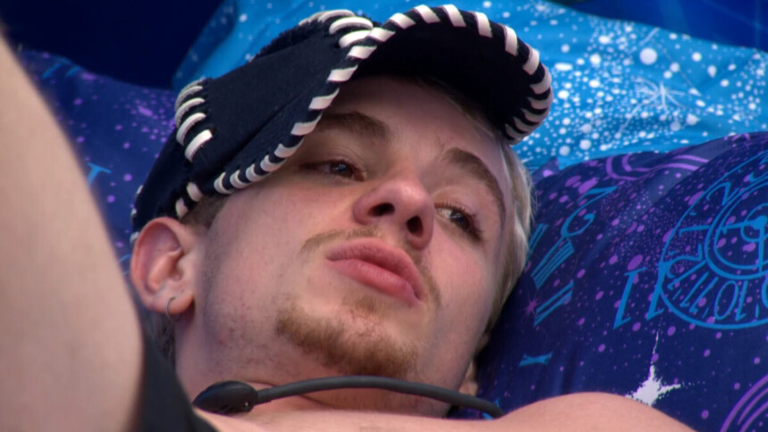 Juliano de boné, no quarto do BBB 26