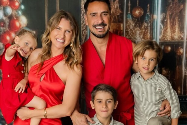 Julio Rocha com esposa e os três filhos posando em foto de natal