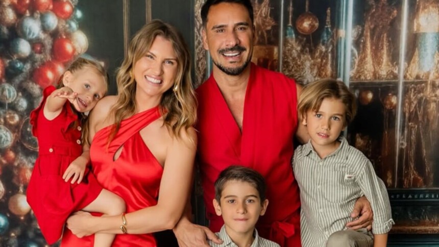 Julio Rocha com esposa e os três filhos posando em foto de natal
