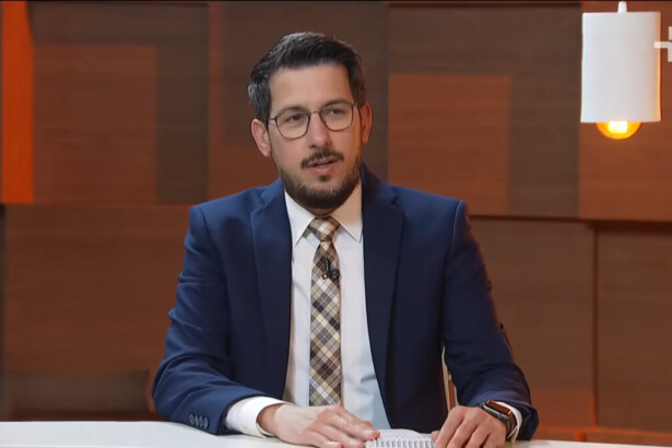 Luis Corvini de terno e gravata sentado na bancada do programa Legião Estrangeira da TV Cultura, antes de assinar com a TV Gazeta