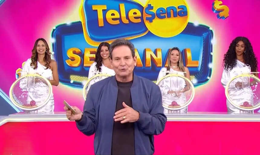 Luis Ricardo segura bilhete da Tele Sena Semanal rosa na edição 91