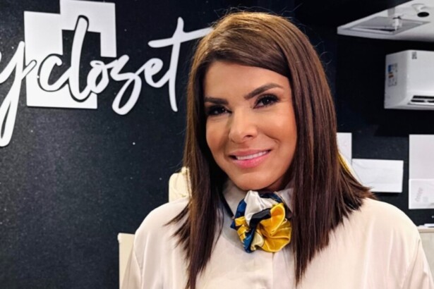 Mara Maravilha posando sorridente, com um echarpe no pescoço