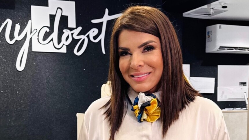 Mara Maravilha posando sorridente, com um echarpe no pescoço