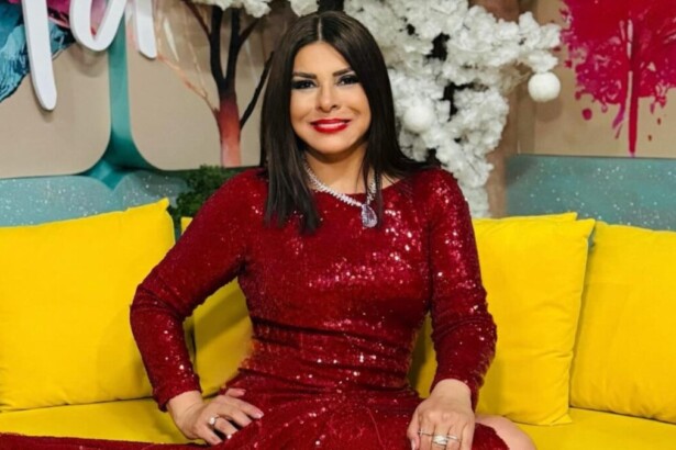 Mara Maravilha em foto posada no sofá