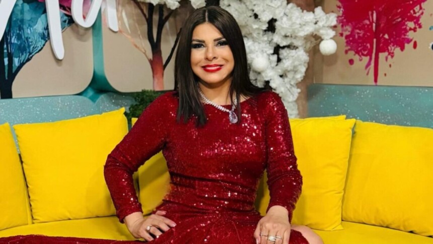 Mara Maravilha em foto posada no sofá