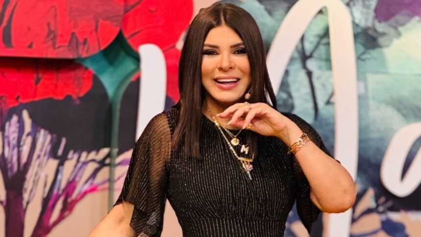 Mara Maravilha sorridente em foto posada