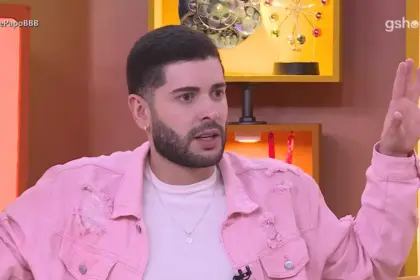 Marcelo levanta os braços e arregala os olhos ao ver comentários de aliadas, a traição no BBB 26