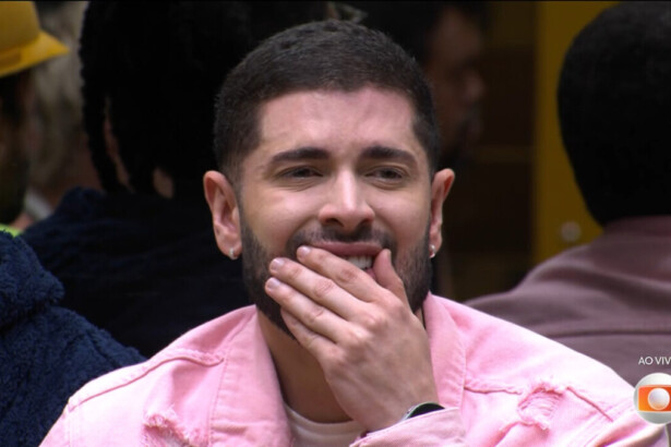 Marcelo com a mão no rosto e chorando na noite de eliminação do BBB 26