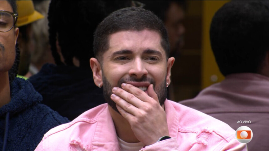 Marcelo com a mão no rosto e chorando na noite de eliminação do BBB 26