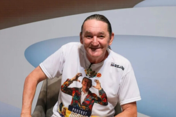 Marquito sorridente no cenário do The Noite no SBT