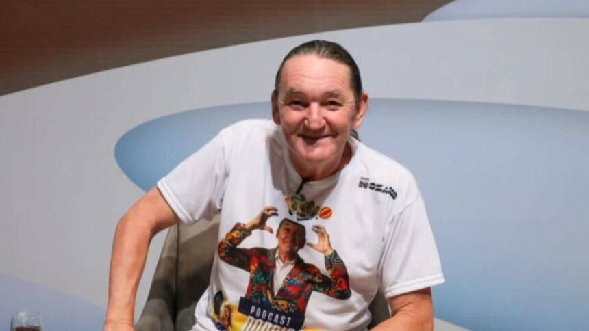 Marquito sorridente no cenário do The Noite no SBT