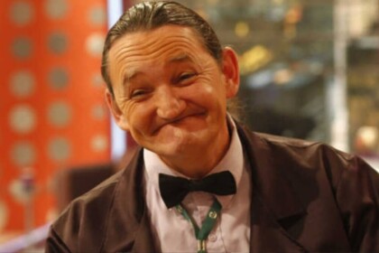 Marquito sorrindo em trecho do Programa do Ratinho