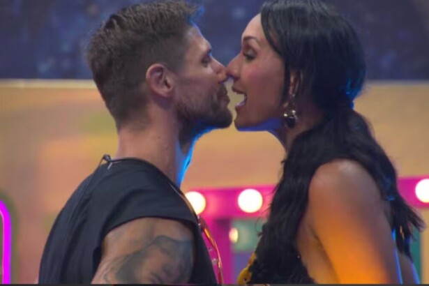 Maxiane e Jonas trocando beijos na Festa do Líder do BBB 26