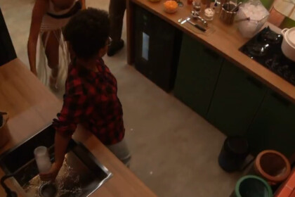 Milena virando uma garrafa de bebida na pia da festa no BBB 26