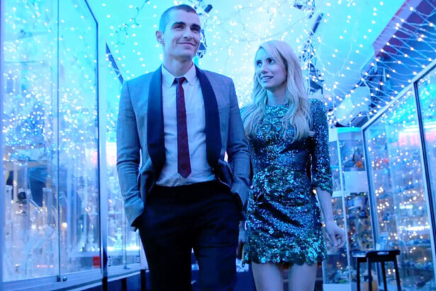 Protagonistas de mãos dadas em cena do filme Nerve Um Jogo Sem Regras