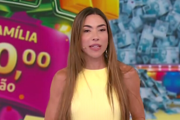 Patricia Abravanel, vestindo blusa amarela clara, em trecho do sorteio da Tele Sena de Carnaval