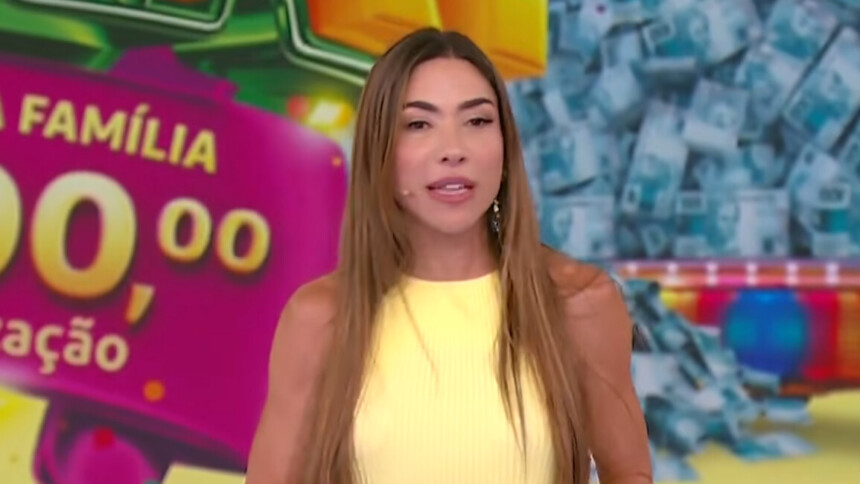 Patricia Abravanel, vestindo blusa amarela clara, em trecho do sorteio da Tele Sena de Carnaval