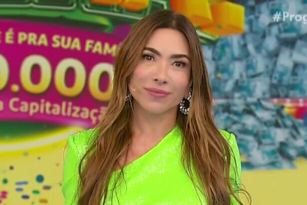 Patricia Abravanel, vestindo verde musgo, em trecho do sorteio da Tele Sena de Carnaval