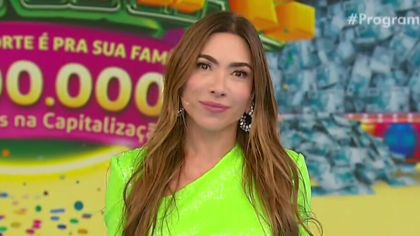 Patricia Abravanel, vestindo verde musgo, em trecho do sorteio da Tele Sena de Carnaval