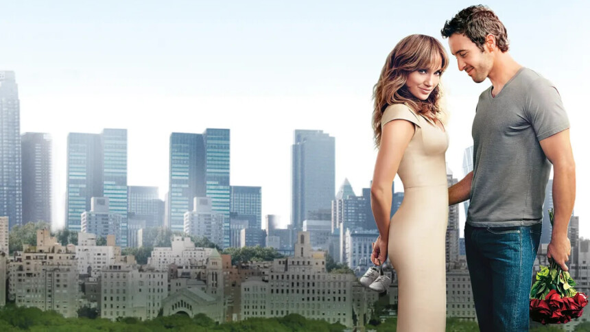 Jennifer Lopez e Alex O'Loughlin se olhando e ao fundo uma cidade com muitos prédios em cena do filme Plano B