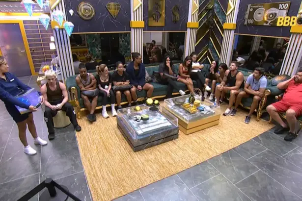 Jordana sentada no sofá da sala do BBB 26 veta Milena que está sentada também no sofá