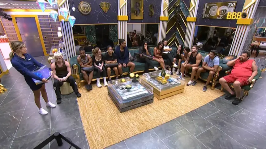 Jordana sentada no sofá da sala do BBB 26 veta Milena que está sentada também no sofá