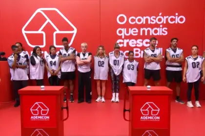 Participantes vestidos de com roupas na prova da Prova do Líder do BBB 26