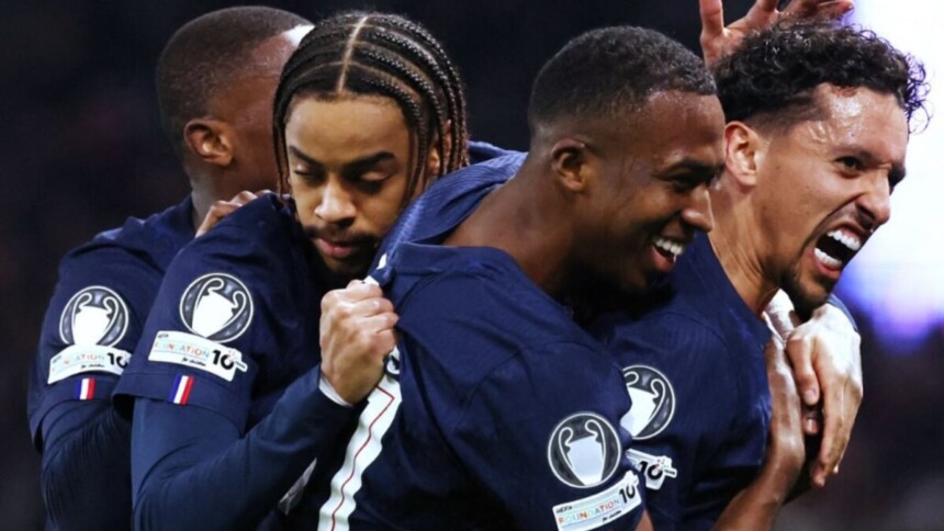 Jogadores do PSG comemorando a classificação na Champions League