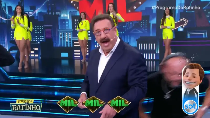 Avatar do Silvinho aparece na tela do Programa do ratinho enquanto o apresentador xinga a RECORD de boca aberta