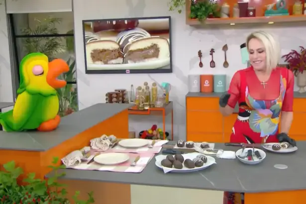 Louro Mané observa Ana Maria Braga fazer uma nova receita na cozinha do Mais Você