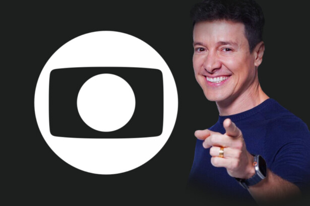 Rodrigo Faro aponta para a tela ao lado do logo da Globo em preto e Branco