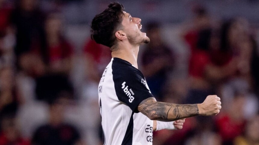 Rodrigo Garro comemorando gol com a camisa do Corinthians no Brasileirão