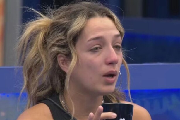 Samira em conversa na cozinha do BBB 26