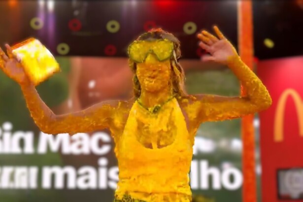 Samira coberta de molho amarelo na Prova Bate e Volta do BBB 26
