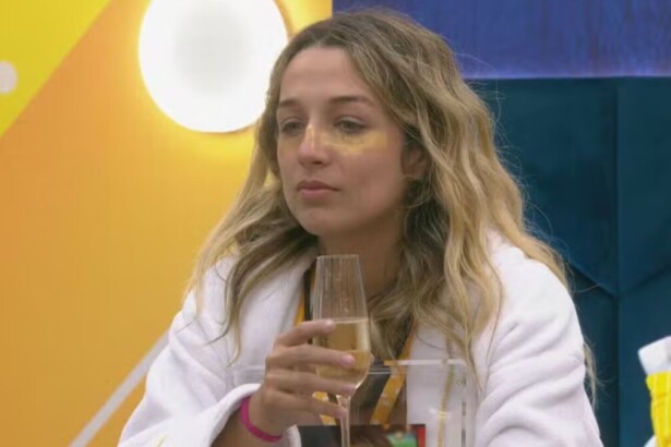 Samira com uma taça de champanhe na mão no Quarto do Líder no BBB 26