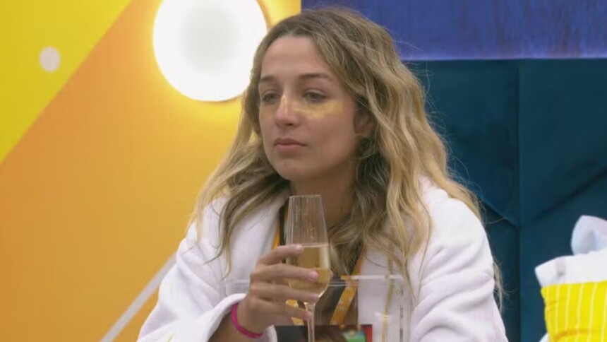 Samira com uma taça de champanhe na mão no Quarto do Líder no BBB 26