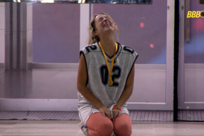 Samira ajoelhada do lado de fora do provódromo do BBB 26
