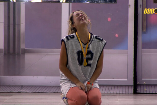 Samira ajoelhada do lado de fora do provódromo do BBB 26